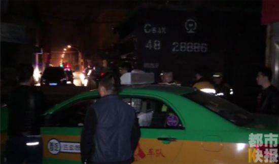 西安出租車與火車凌晨相撞 出租損毀面目全非