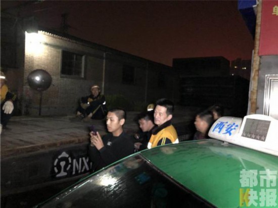 西安出租車與火車凌晨相撞 出租損毀面目全非