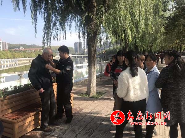 安康漢陰巡特警:救助摔倒老人 彰顯警民深情1.jpg