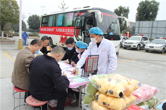 人民警察一心為民，捋袖捐血鐵血柔情——安康市公安局積極開展冬季獻(xiàn)血活動
