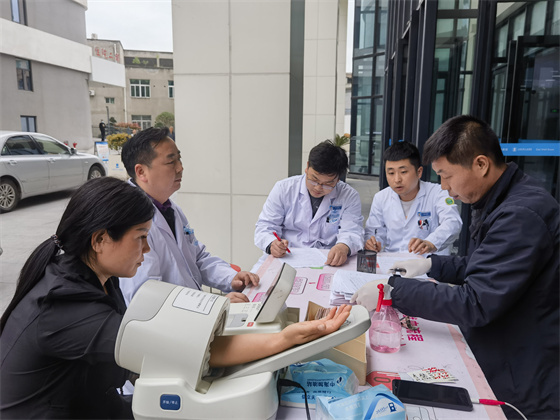 一“臂”之力，踐行醫(yī)者擔(dān)當(dāng)——安康市中心血站聯(lián)合漢濱區(qū)第三人民醫(yī)院開展無償獻(xiàn)血活動