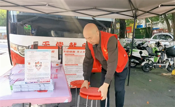 安康李軍，18年獻出“10”個自己……