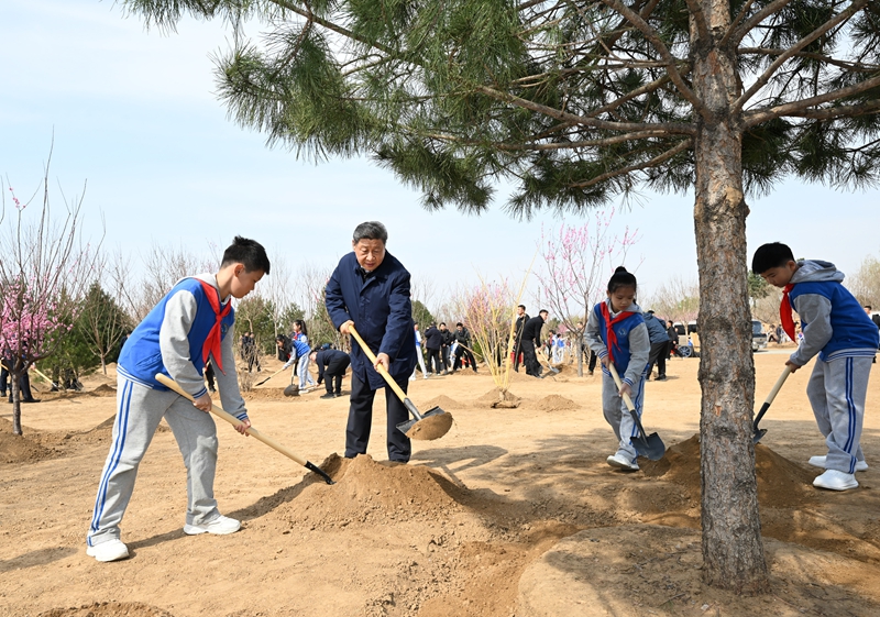 2025年4月3日，習(xí)近平總書記來(lái)到北京豐臺(tái)區(qū)永定河畔參加首都義務(wù)植樹活動(dòng)。